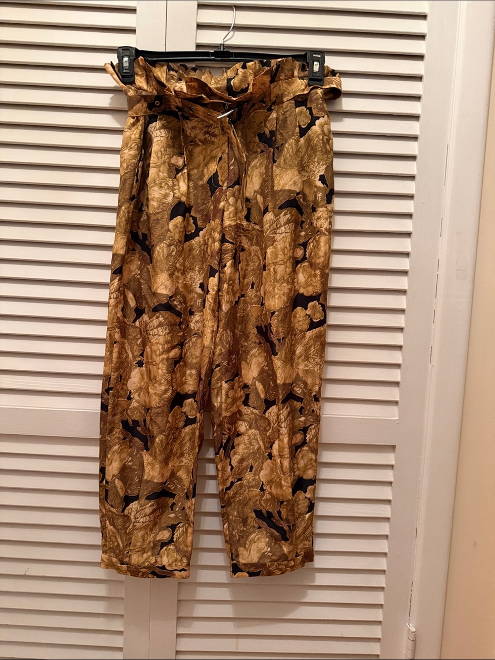 Elizabeth and James High-Waist Paperbag Floral Pants in Gold size4